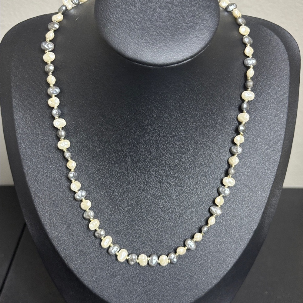 Vintage Dainty Elegant Pearl Necklace in Gray and White